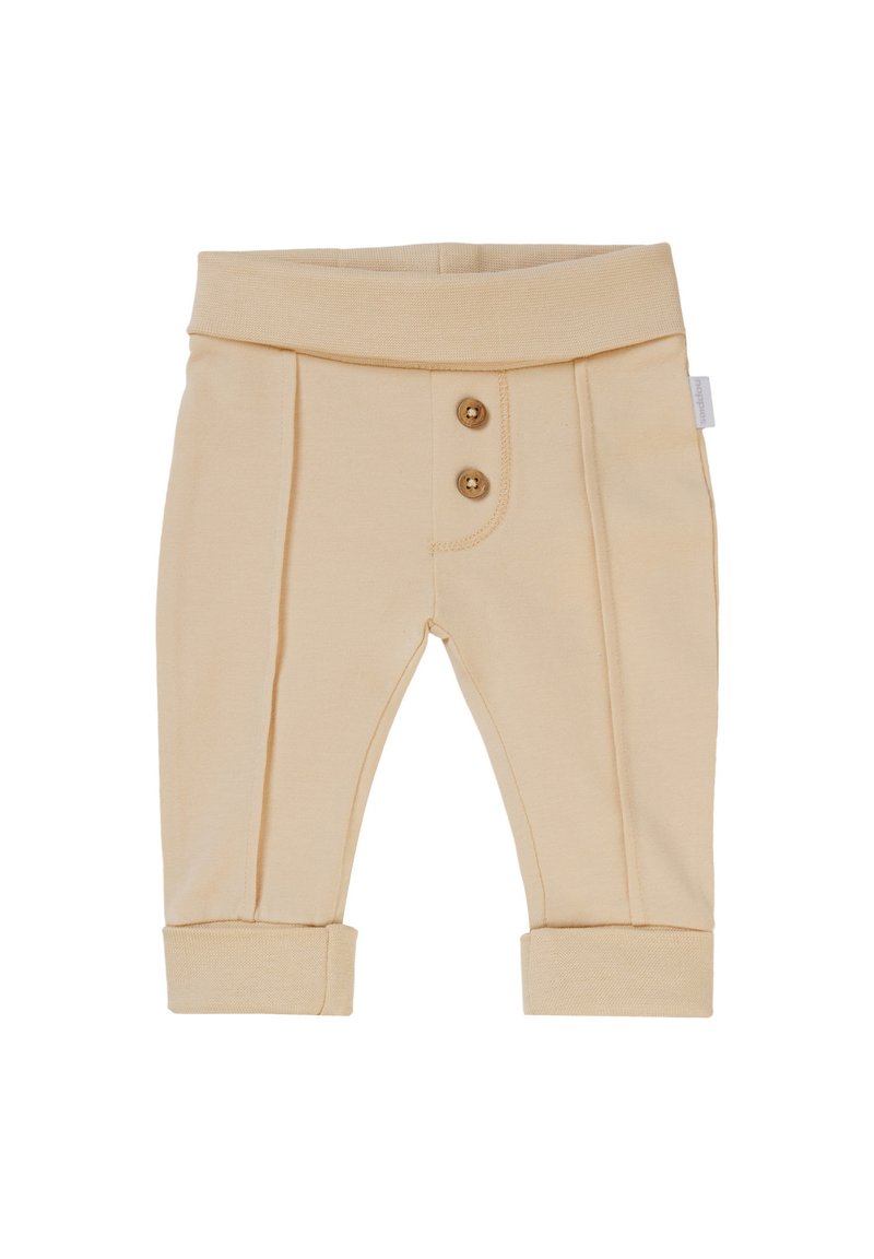 Beige babybroekjes van zacht materiaal, met een brede tailleband, twee houten knopen en opgerolde manchetten met plooitjes aan de voorkant.