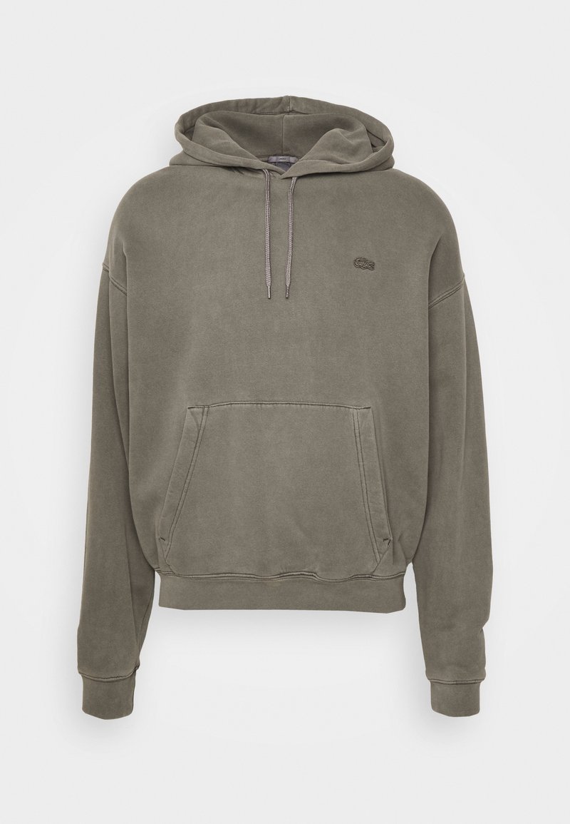 Sudadera con capucha en verde oliva, hecha de una tela suave, con un bolsillo tipo canguro en el frente y un discreto detalle de logo. Corte relajado y puños acanalados.