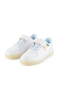 Białe sneakersy z jasnoniebieskimi akcentami, z rzepem, perforowanymi detalami i dekoracyjnym elementem w kształcie truskawki.