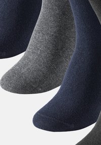 Socken aus Baumwollmischung in Dunkelgrau, Hellgrau und Marineblau. Glatte Textur mit gerippten Mustern und verstärkten Fersen.