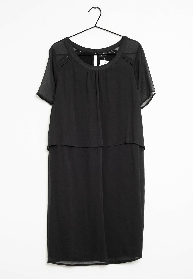 Robe noire à manches courtes et longueur genou avec un voile transparent sur le haut et les manches, suspendue sur un cintre en fil de fer noir sur fond blanc.
