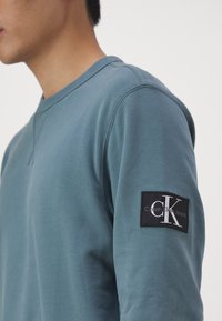 Calvin Klein Jeans BADGE CREW NECK - Felpa - goblin blue