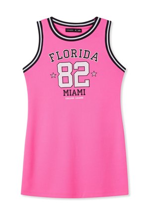 Jasnoróżowa sukienka na ramiączkach z czarno-białym wykończeniem, z napisem "FLORIDA 82 MIAMI COLLEGE LEAGUE" w pogrubionych białych i czarnych literach.