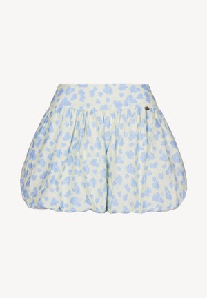Krótka, bufiaste spódnica z jasnoniebieskim kwiatowym wzorem na białej tkaninie i marszczoną talią, zaprojektowana do codziennego noszenia.