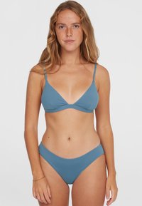 Modri bikini komplet, ki vključuje trikotni vrh z nastavljivimi naramnicami in usklajenimi visokim pasom, izdelan iz gladkega materiala.