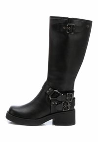 Stivale in pelle nera alto fino al ginocchio con un tacco chunky, dettagli con doppia fibbia e una texture liscia, caratterizzato da una punta tonda e hardware ridotto al minimo.