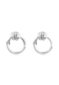 Pendientes de aro de plata con un acabado liso y pulido, y un diseño de cierre seguro en la parte superior. Forma circular con un estilo minimalista.