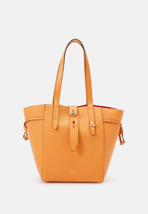 Mellemstor orange lædertaske med to øverste håndtag, central spænde-rem og diskret Furla-logo foran.