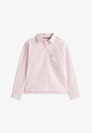 Camisa rosa claro de manga larga con botones, cuello y bolsillo en el pecho que presenta un pequeño logo de Tommy Hilfiger.