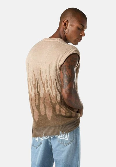 Maglione lavorato a maglia beige con un design a gradiente, caratterizzato da un colletto e foro per le braccia a costine. Sottile texture con un motivo a goccia che sfuma nel marrone.