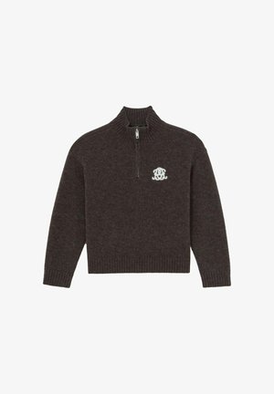 Mørkebrun sweater med lynlås, ribstrikkede manchetter og kant. Har høj hals og hvidt broderet logo på brystet. Blød tekstur.