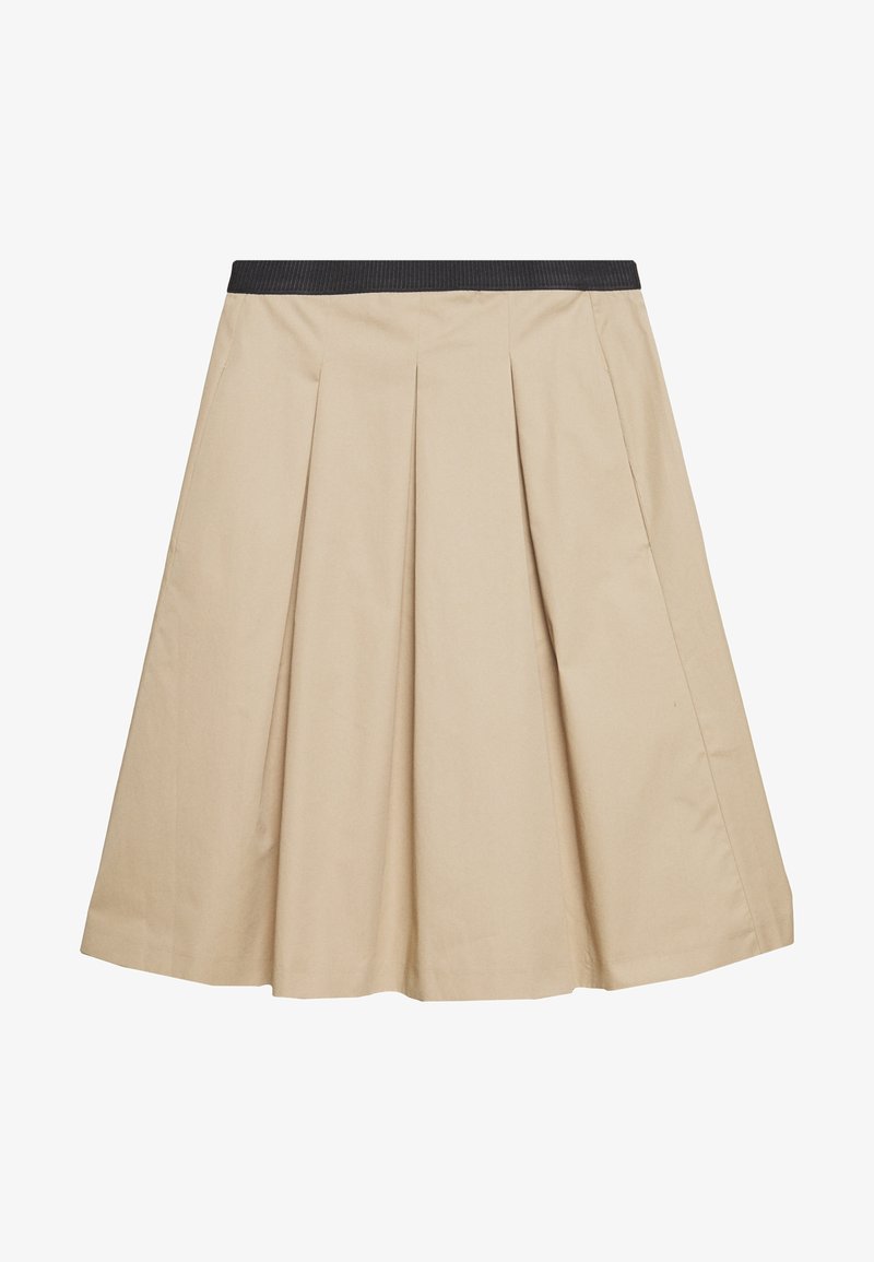 Jupe beige trapèze avec plis sur le devant et une ceinture élastique noire contrastante, longueur genou, en tissu lisse.
