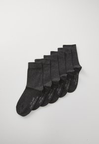 Conjunto de seis pares de calcetines de algodón gris oscuro con puños acanalados y punteras reforzadas, que presentan una textura suave y un color uniforme.