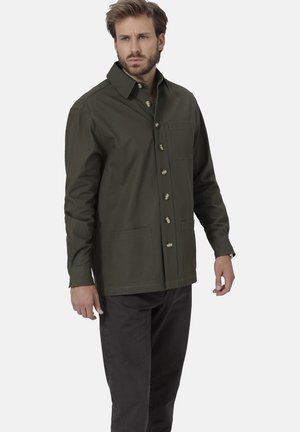 Olivgrüne, knopfbare Jacke aus robustem Stoff mit Kragen und Brusttasche, ausgestattet mit zwei unteren Taschen und Metallknöpfen.