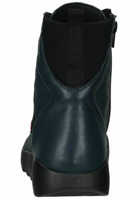Stivale alla caviglia in pelle verde scuro con una finitura liscia, pannello laterale elasticizzato e zip sul retro; suola in gomma nera con grip texturizzato.