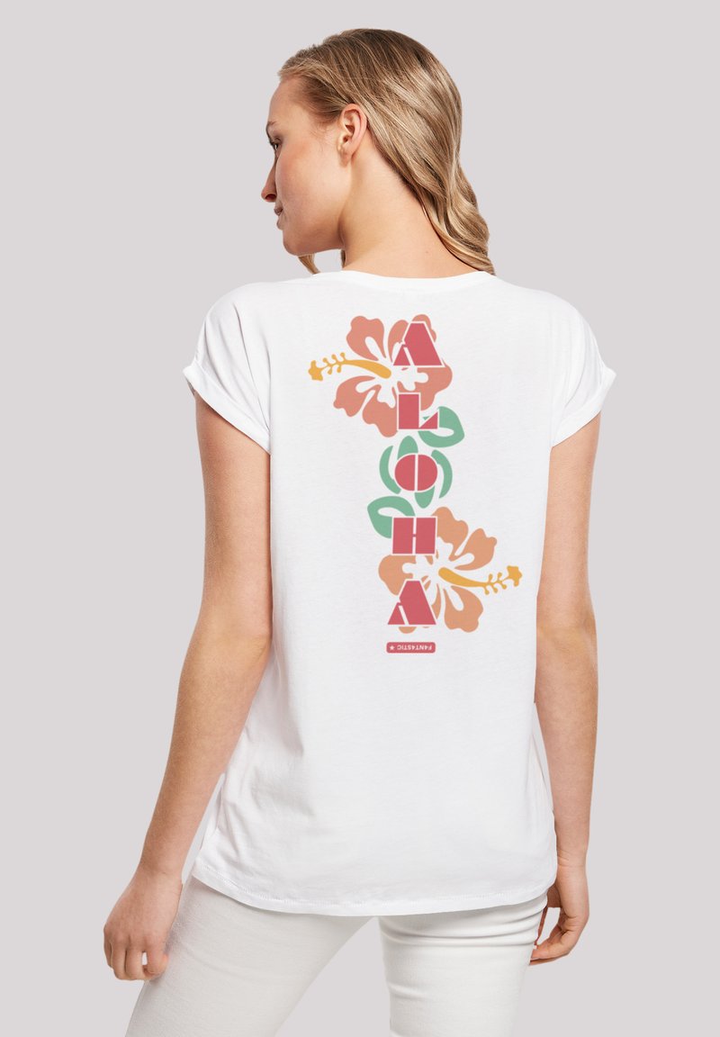Weißes Baumwoll-T-Shirt mit einem bunten "ALOHA"-Grafikdesign und tropischen Blumen in Pink, Orange und Grün auf der Rückseite. Mit kurzen Ärmeln.
