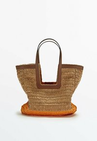 Sac cabas en paille tissée avec poignées et finitions en cuir marron, ouverture plus large et base tissée orange sur fond blanc.