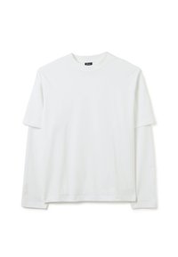 Weißes langärmliges Shirt im Lagenlook mit kurzen Ärmeln, Rundhalsausschnitt und dezentem Markenstickerei nahe dem linken Ärmelbund.