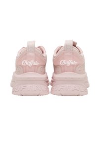 Paire de baskets Buffalo roses vues de dos, avec des semelles épaisses et des logos de la marque sur le talon et les languettes de tirage.