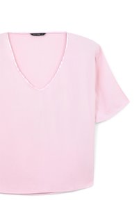 Blusa rosa a V realizzata in tessuto leggero, con maniche corte e una texture morbida. Il colletto presenta un sottile accento in satin.