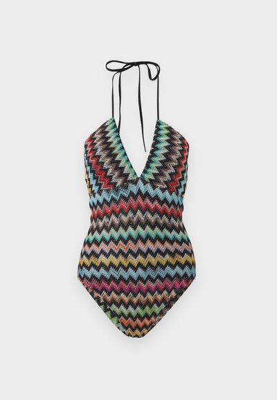 Ολόσωμο μαγιό με πολύχρωμο ζικ-ζακ μοτίβο, βαθύ V-λαιμόκοψη και μαύρα κορδόνια που δένουν στον λαιμό σε λευκό φόντο.