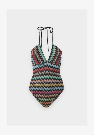 Ολόσωμο μαγιό με πολύχρωμο ζικ-ζακ μοτίβο, βαθύ V-λαιμόκοψη και μαύρα κορδόνια που δένουν στον λαιμό σε λευκό φόντο.