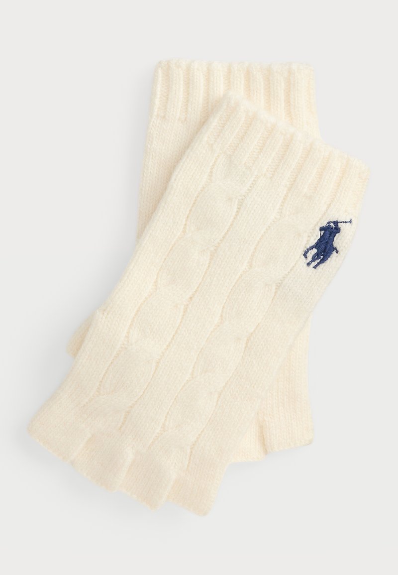 Krämfärgade fingerlösa vantar i kabelstickad design, tillverkade av mjuk ull, med ribbade manschetter och en liten marinblå logotypdetalj.