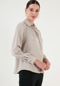 LELA REGULAR FIT - Button-down blouse - stone