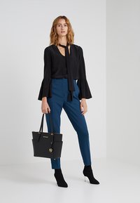 MICHAEL Michael Kors JET ITEM TOTE - Handbag - nero