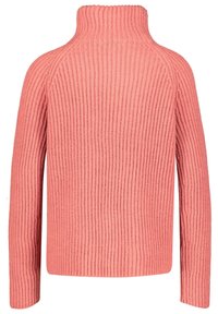 Pull en maille côtelée rose avec col roulé et manches longues, vu de dos sur fond blanc.
