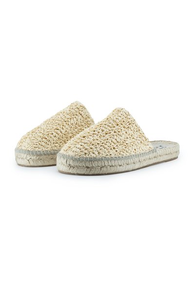 Naturale geflochtene Hausschuhe in Beige, mit einer strukturierten Oberseite, einer geflochtenen Jutesohle und einem flachen, rutschfesten Design ohne Verschluss.