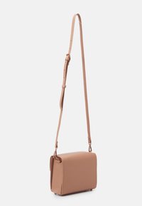 Hnědá kožená crossbody taška s minimalistickým obdélníkovým tvarem, nastavitelným popruhem a jemným prošitím. Hladký povrch, žádný viditelný kovový doplněk.