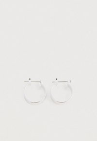 Srebrne kolczyki w kształcie kółek o polerowanym wykończeniu, z prostym okrągłym kształtem i zapięciem na sztyft, zapewniającym bezpieczne noszenie.