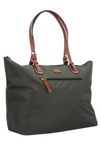 Sac fourre-tout en nylon vert avec des anses en cuir marron. Il présente une poche avant zippée et une forme rectangulaire. Texture lisse, design minimaliste.
