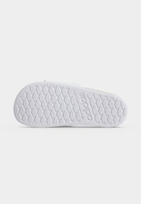 Semelle de sandale blanche à enfiler avec motif diamant structuré et logo "adidas" embossé sur le côté droit.