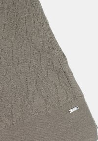 Maglione lavorato a maglia in grigio tenue con un motivo a diamante texturizzato. Presenta un orlo a coste liscio e una piccola targhetta metallica del marchio.