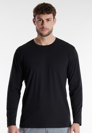 Schwarzes Langarm-T-Shirt aus glattem Baumwollstoff; mit Rundhalsausschnitt und normaler Passform. Einfaches Design ohne Muster oder Akzente.