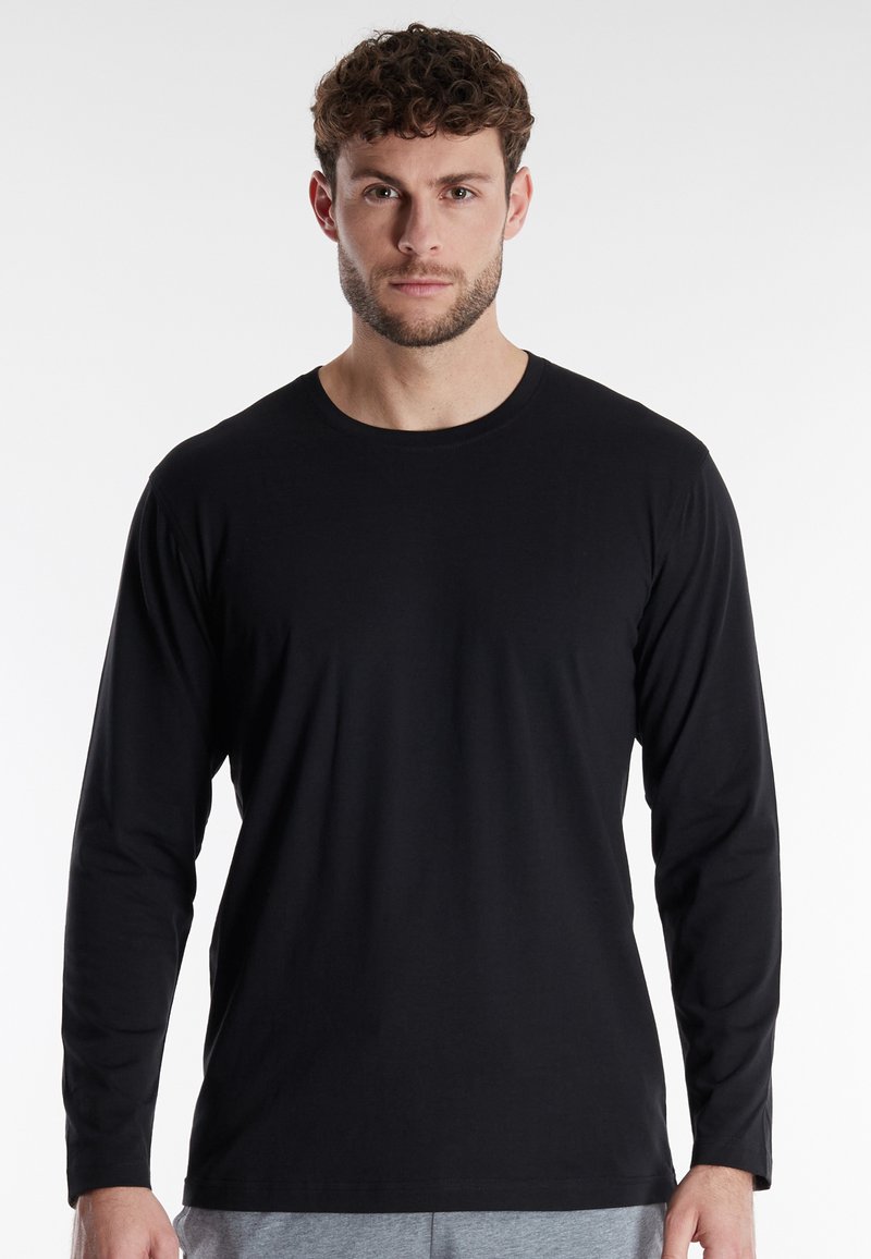 Schwarzes Langarm-T-Shirt aus glattem Baumwollstoff; mit Rundhalsausschnitt und normaler Passform. Einfaches Design ohne Muster oder Akzente.