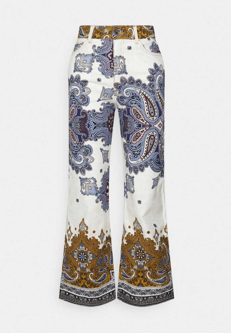 Pantalon à jambes larges avec une base blanche, des motifs cachemire bleus et bruns, et des dessins complexes en or et noir sur la bordure de l'ourlet.