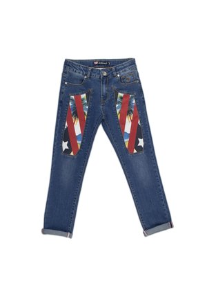 Dżinsy typu denim w średnim niebieskim odcieniu. Posiadają czerwono-czarne wstawki z wzorem palm i gór. Zakończone są podwiniętymi mankietami przy nogawkach.