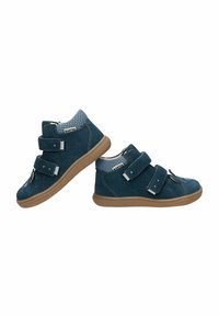 Sneakers alte blu in suede con fasce in velcro, accenti in rete e una suola flessibile in gomma beige. Presentano cuciture e dettagli perforati.