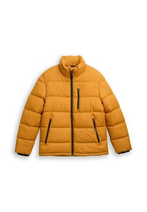 Jachetă galbenă căptușită cu guler înalt, fermoar în față, două buzunare laterale și un buzunar pe piept. Prezintă accente negre la fermoar și un design matlasat.