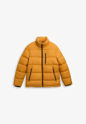 Jachetă galbenă căptușită cu guler înalt, fermoar în față, două buzunare laterale și un buzunar pe piept. Prezintă accente negre la fermoar și un design matlasat.