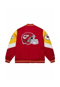 Rote Collegejacke mit dem Kansas City Chiefs-Logo auf dem Rücken, gelb-weißen gestreiften Ärmeln sowie gerippten Bündchen und Kragen.