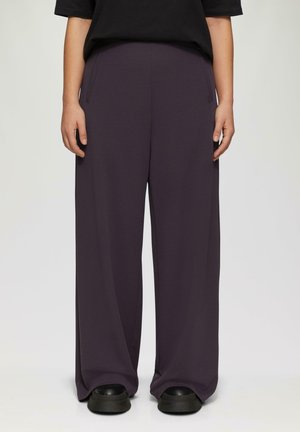HIGH WAIST MIT WEITEM BEIN - Stoffhose - aubergine