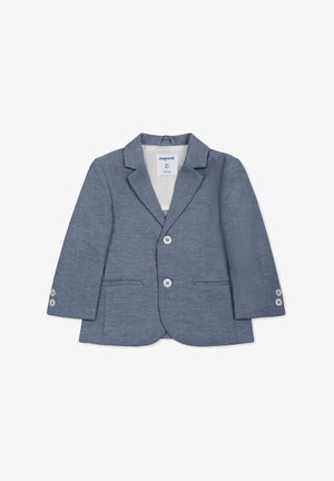 Blazer blu per bambino realizzato in tessuto testurizzato. Presenta due tasche frontali, due bottoni e un colletto classico. L'etichetta interna mostra la taglia e il marchio.