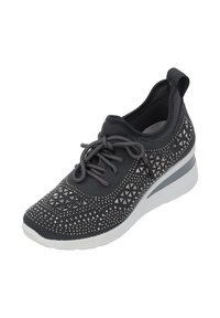 Scarpa sportiva grigia con tomaia testurizzata caratterizzata da borchie metalliche, allacciatura frontale, suola imbottita e linguetta posteriore per una facile indossabilità.