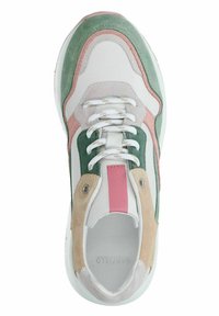 Sneaker bianco con accenti in suede verde, rosa e beige. Presenta punta rotonda, suola spessa e design con lacci, con un prominente linguetta sul tallone rosa.