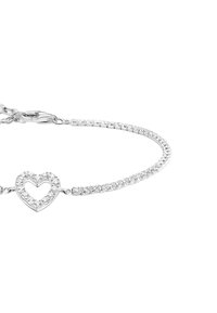 Bracciale d'argento con un centro a forma di cuore decorato con piccole pietre preziose trasparenti, circondato da una delicata catena.
