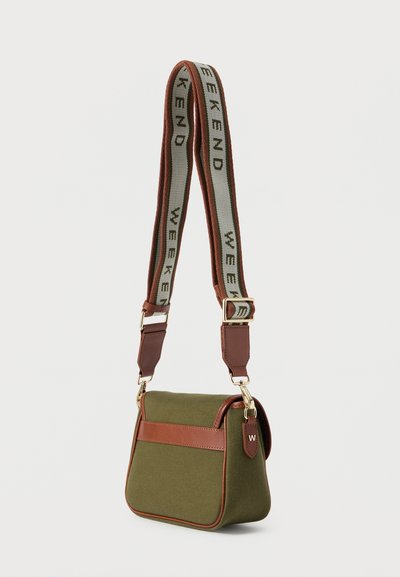 Πράσινη και καφέ τσάντα χιαστί με δερμάτινη επένδυση και ρυθμιζόμενο υφασμάτινο λουρί με επαναλαμβανόμενο κείμενο "WEEKEND".